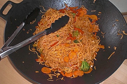 Asiatisch gebratene Nudeln süß - scharf, vegetarisch 9