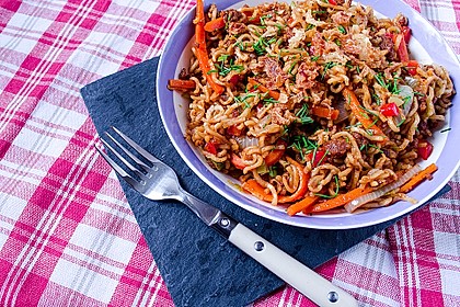 Asiatisch gebratene Nudeln süß - scharf, vegetarisch