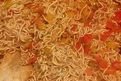 Asiatisch gebratene Nudeln süß - scharf, vegetarisch 28
