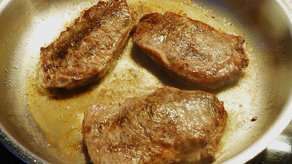 Mediterranes Kalbsrückensteak mit Artischockenböden und Tomatenwürfeln ...