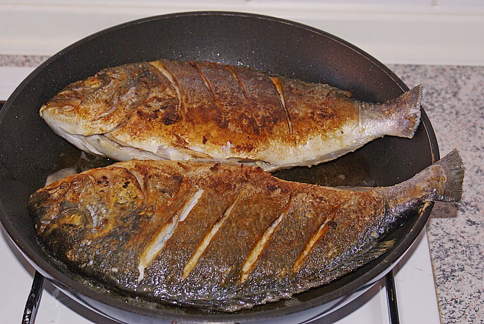 Gegrillte Dorade mit mediterranem Salat (Rezept mit Bild) | Chefkoch.de