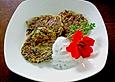 Zucchini - Puffer mit Kr&auml;uterso&szlig;e