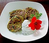 Zucchini - Puffer mit Kr&auml;uterso&szlig;e (Bild)