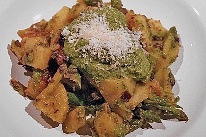 Gr&uuml;ner Spargel und neue Kartoffeln mit B&auml;rlauch - Pesto