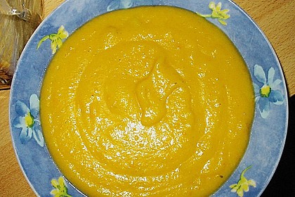W&uuml;rzige K&uuml;rbissuppe mit Rosmarin