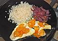 Orangenschellfisch auf roten Zwiebeln