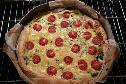 Quiche mit Spinat, Feta, Tomaten und Pinienkernen 10
