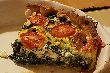 Quiche mit Spinat, Feta, Tomaten und Pinienkernen 4