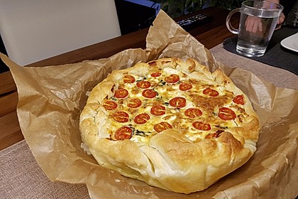 Quiche mit Spinat, Feta, Tomaten und Pinienkernen 9