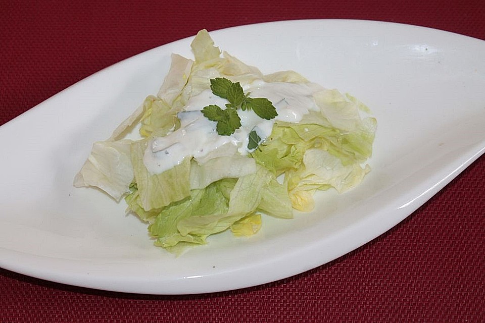 Eisbergsalat mit Zitronenmelisse-Joghurtdressing (Rezept mit Bild ...