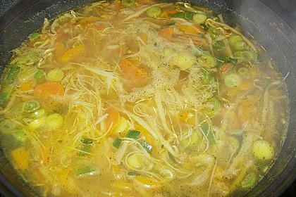 Asiatische Suppe mit Gem&uuml;se und Nudeln 1
