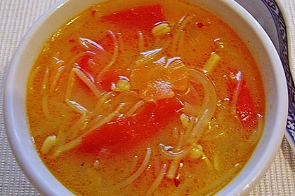 Asiatische Suppe mit Gem&uuml;se und Nudeln