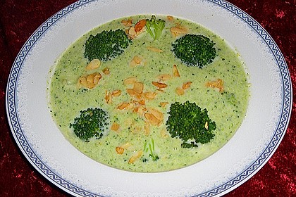 Brokkolicremesuppe mit ger&ouml;steten Mandeln