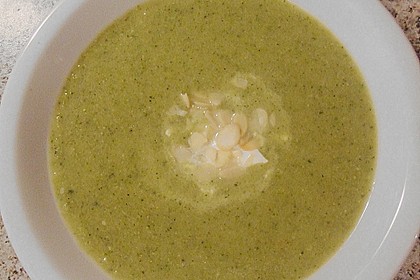 Brokkolicremesuppe mit ger&ouml;steten Mandeln 1