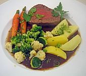 Gebr&uuml;htes Rinderfilet mit buntem Gem&uuml;se (Bild)