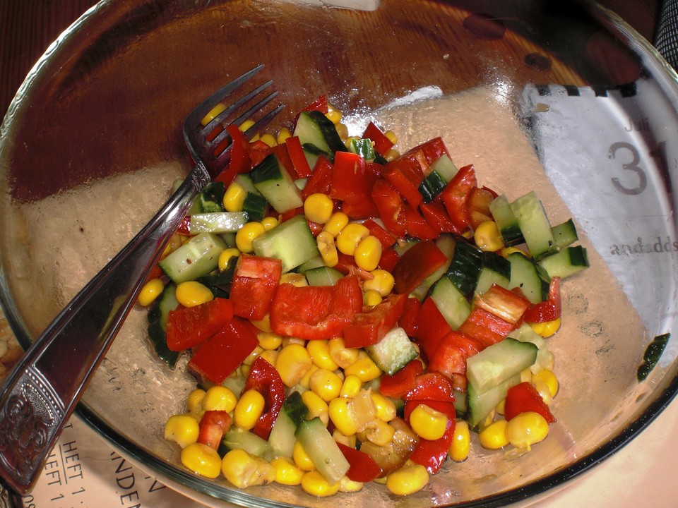 Paprika-Gurken-Mais-Salat (Rezept mit Bild) von Jasmin-Petra-Wenzel ...