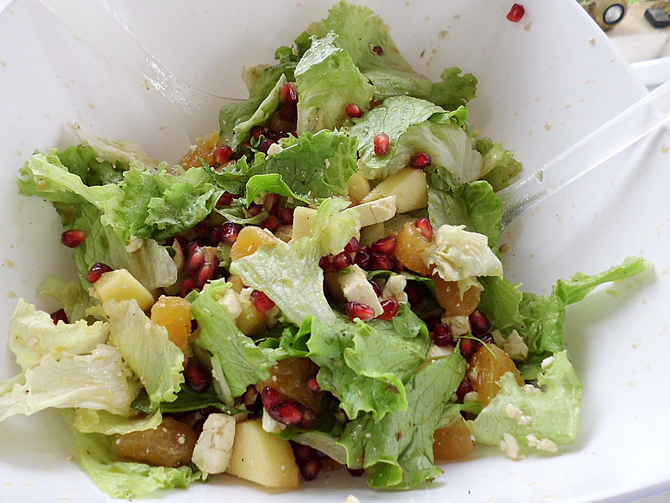 Grüner Salat mit Granatapfel, Mandarinen und Apfel, mit ...