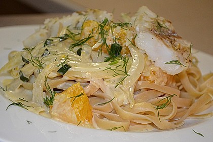 Tagliatelle an Orangen-Fenchel-Sauce mit gebratenen Kabeljaufiletstücken