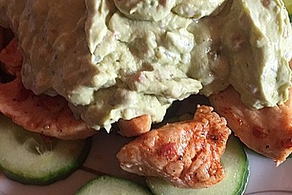 Gebratene Gurke mit Hähnchen und Avocadocreme 5