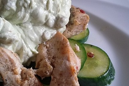 Gebratene Gurke mit Hähnchen und Avocadocreme 6