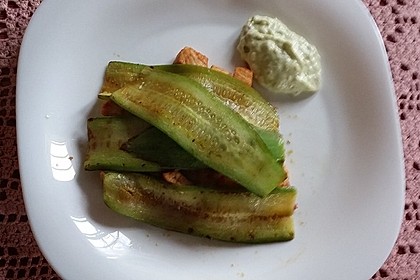 Gebratene Gurke mit Hähnchen und Avocadocreme 3