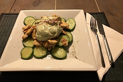 Gebratene Gurke mit Hähnchen und Avocadocreme 2