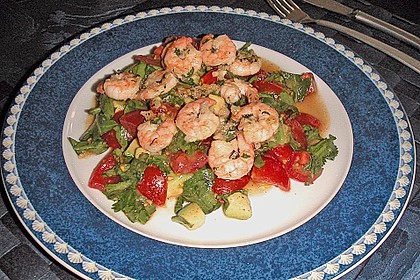 Tomaten-Avocado-Salat mit Garnelen