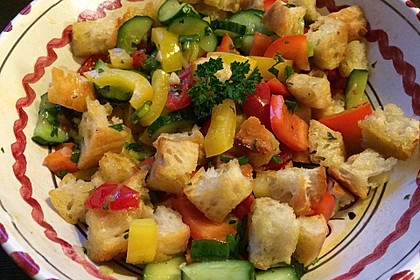 Brotsalat mit Gurke und Paprika 2