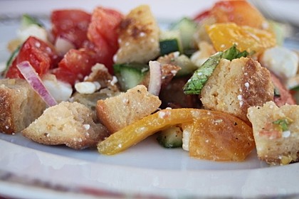 Brotsalat mit Gurke und Paprika 5