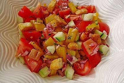 Brotsalat mit Gurke und Paprika
