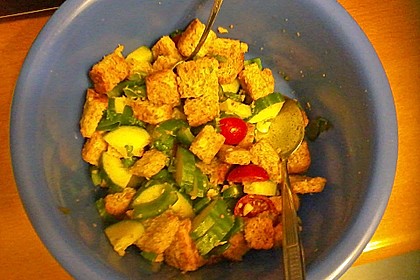 Brotsalat mit Gurke und Paprika 3