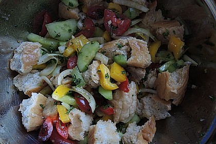 Brotsalat mit Gurke und Paprika 8