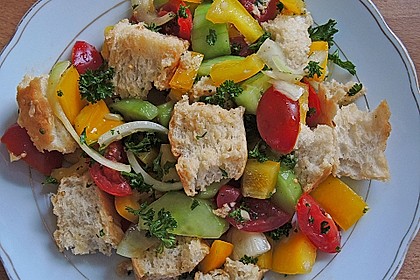 Brotsalat mit Gurke und Paprika 4