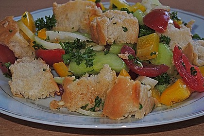 Brotsalat mit Gurke und Paprika 1