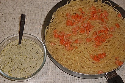 Shrimps auf Knoblauchspaghetti mit Joghurtpesto