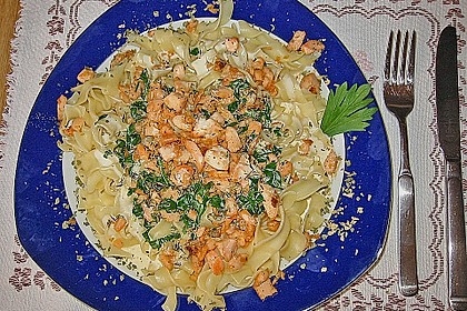 Bandnudel an Lachs