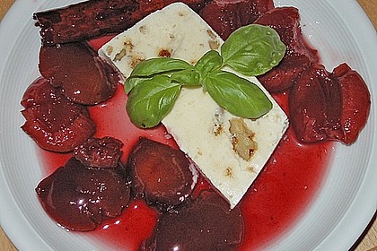 Walnu&szlig; - Parfait mit Pflaumenso&szlig;e