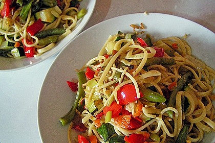 Gebratene Spaghetti mit Gem&uuml;se