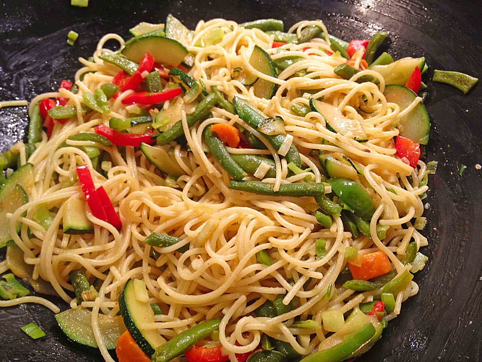 Gebratene Spaghetti mit Gemüse (Rezept mit Bild) | Chefkoch.de