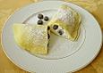 Cr&ecirc;pes mit Cremef&uuml;llung und Heidelbeeren