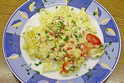 &Uuml;berbackenes Putenbrustfilet auf Bandnudeln