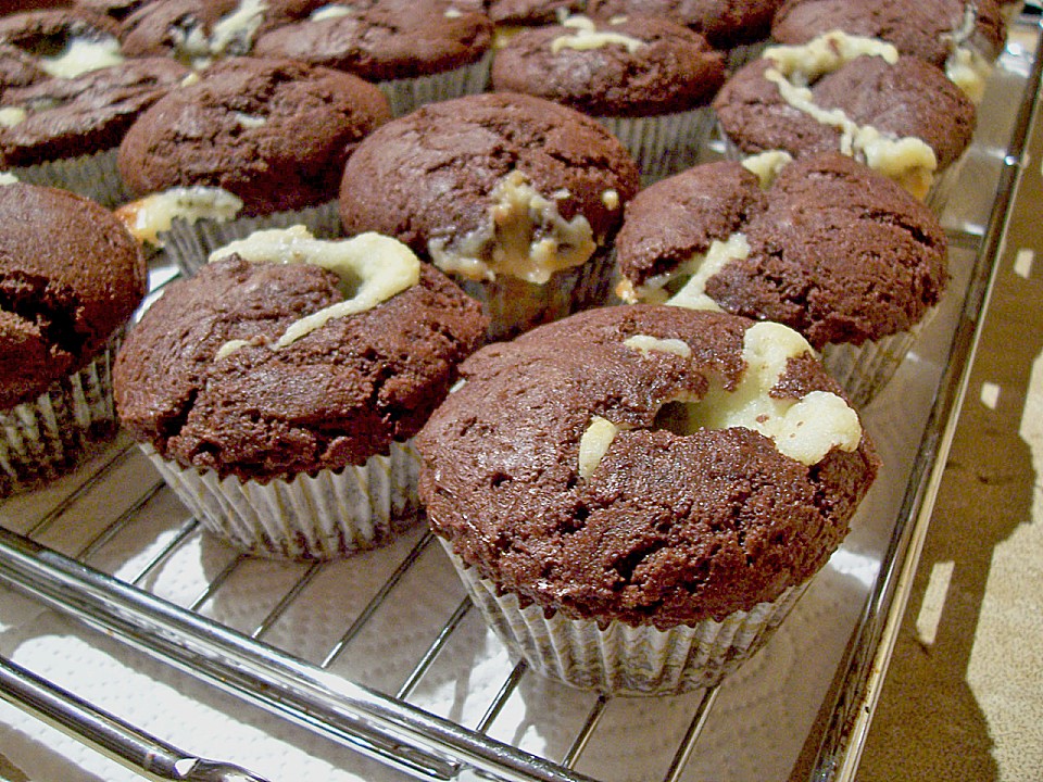 Schokoladen - Muffins mit Frischkäse - Füllung (Rezept mit Bild ...