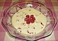 Wei&szlig;e Creme mit Himbeeren