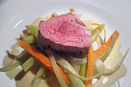 Pochiertes Schweinefilet auf lauwarmem Suppengem&uuml;sesalat