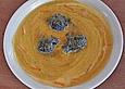 K&uuml;rbiscremesuppe mit Mohnkl&ouml;&szlig;chen