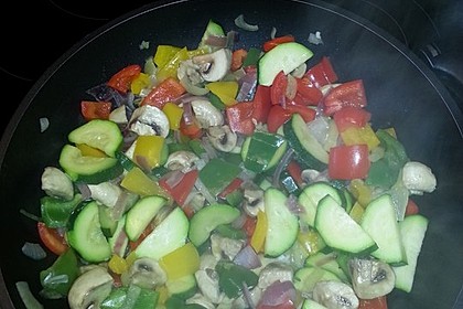 Bunte, mediterrane Gemüsepfanne mit Reis 4