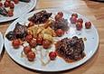 K&auml;ngurufilet mit Pflaumensauce, geschmorten Kirschtomaten und Potatoe Wedges