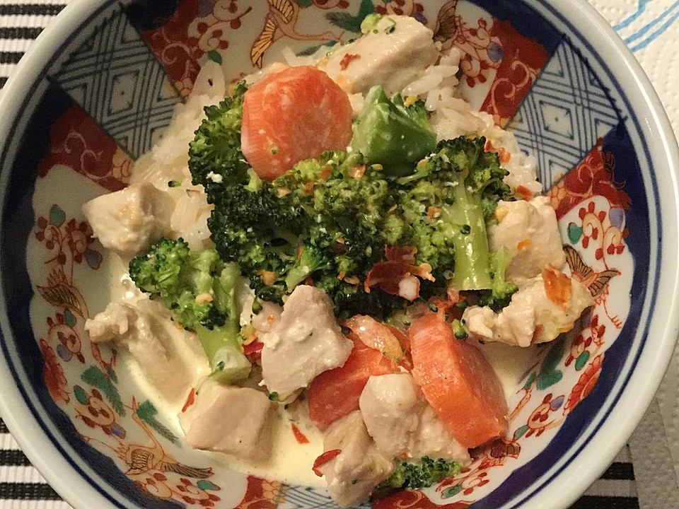 Hähnchen mit Brokkoli und Karotten in Käsesahnesoße mit Reis (Rezept ...