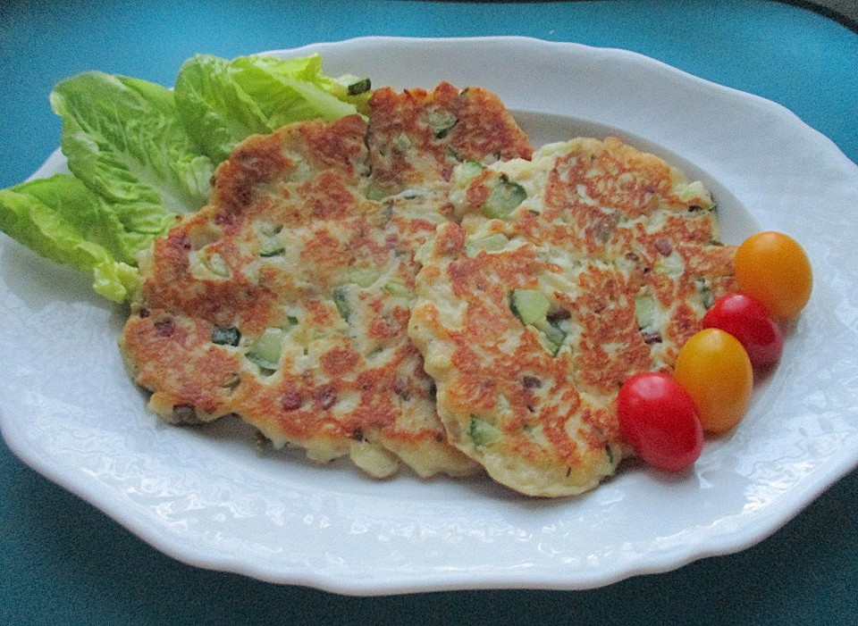 Herzhafte Quark-Pfannkuchen mit Schalotte, Oliven und Katenschinken ...