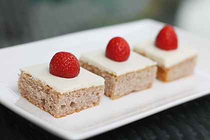 Erdbeer-Blechkuchen mit Cream Cheese Frosting 3